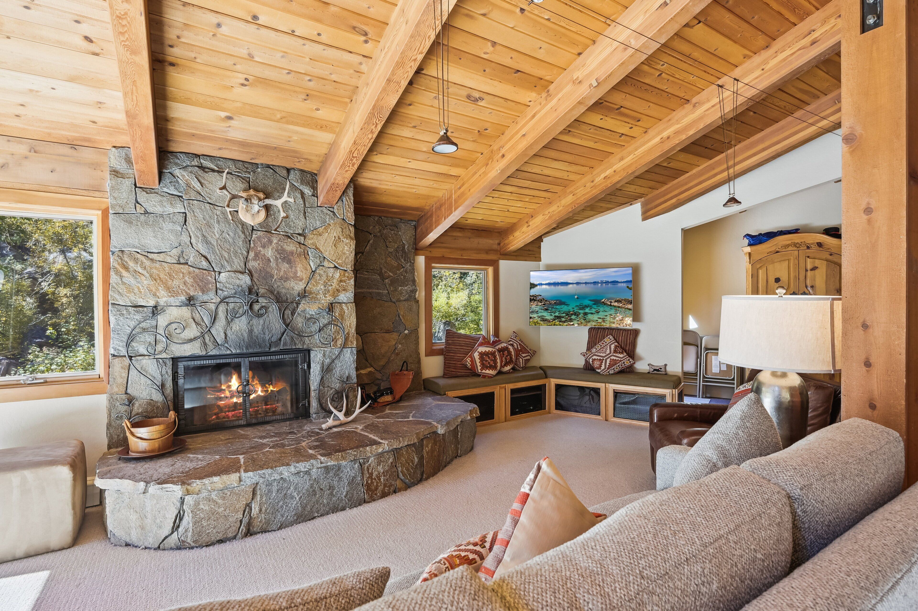 Fernseher, Kamin, Stereoanlage