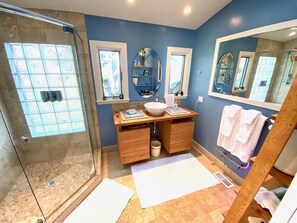 Combined shower/bathtub, hair dryer, towels, soap