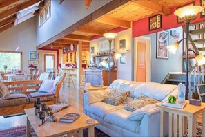 Televisor intel·ligent, llar de foc, llibres i estèreo 