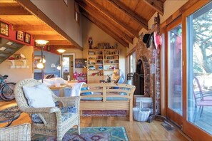 4 bedrooms, desk, iron/ironing board, free WiFi