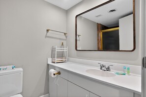 Combined shower/bathtub, hair dryer, towels