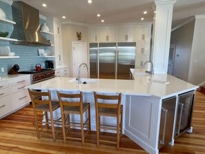 Fridge, microwave, oven, stovetop - Seaspray 7bed7.5B, Grayton, pool,Gulf /Lake/DOCK/Red Bar! Close to Beach! (Santa Rosa Beach)