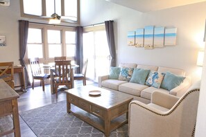 Smart TV, books, offices - OCEANFRONT RESORT -Whale Season is on SALE -Kihei Sands Beachfront Condos -B4 (Kihei)