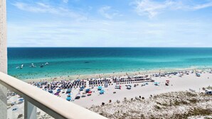 Una playa con vista clara al océano y una zona de arena.