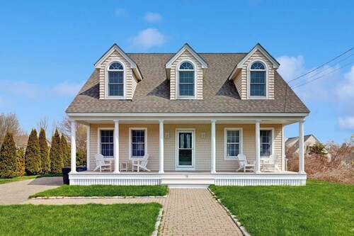Bright coastal home close to beaches - dogs welcome