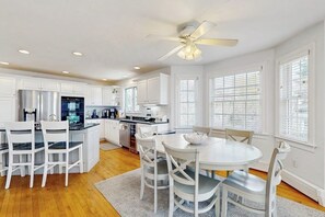 Dining - Bright coastal home close to beaches - dogs welcome (York)