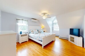 4 bedrooms, iron/ironing board, internet, bed sheets