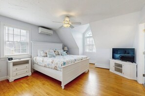 4 bedrooms, iron/ironing board, Internet, bed sheets - Bright coastal home close to beaches - dogs welcome (York)