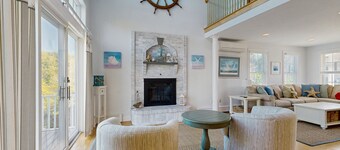 Bright coastal home close to beaches - dogs welcome