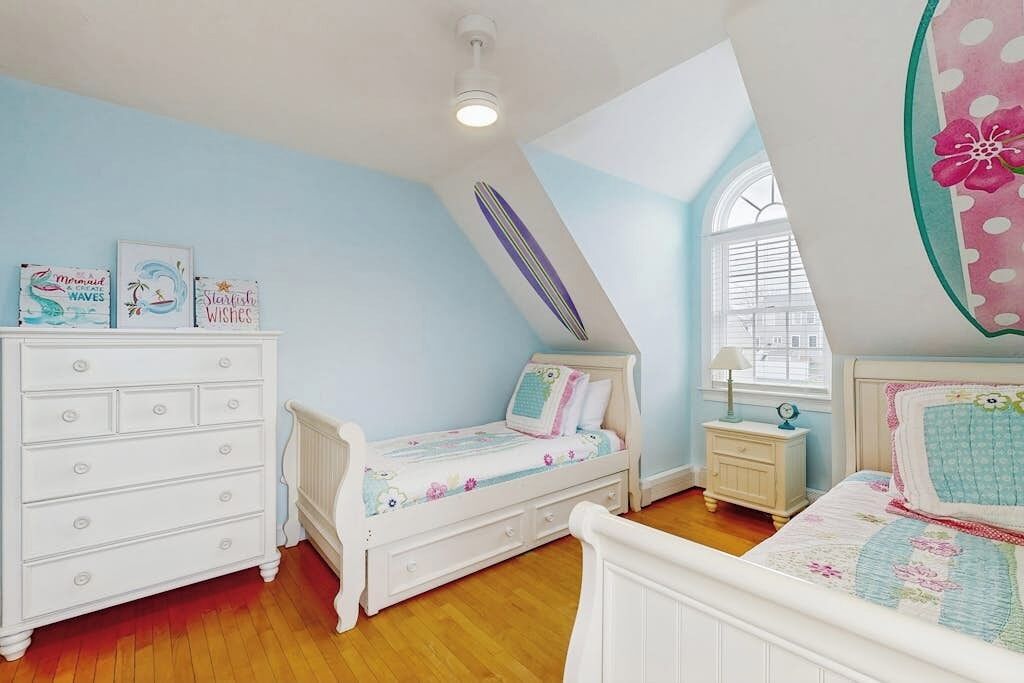 4 bedrooms, iron/ironing board, Internet, bed sheets