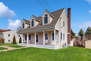 Exterior - Bright coastal home close to beaches - dogs welcome (York)