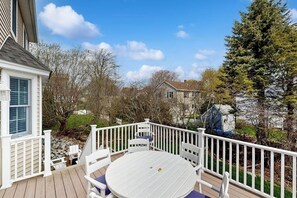 Outdoor dining - Bright coastal home close to beaches - dogs welcome (York)