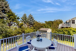 Outdoor dining - Bright coastal home close to beaches - dogs welcome (York)