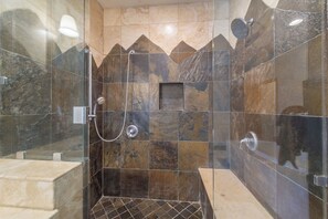 Combined shower/tub, hair dryer, towels