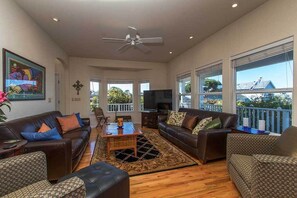Smart TV, DVD player - Garden Pond Retreat - Hiking trails, hot tub & fire pit! (Mckinleyville)
