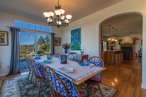 Dining - Garden Pond Retreat - Hiking trails, hot tub & fire pit! (Mckinleyville)