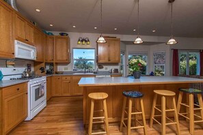 冷蔵庫、電子レンジ、オーブン、コンロ