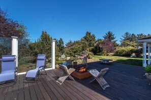 Terrace/patio - Garden Pond Retreat - Hiking trails, hot tub & fire pit! (Mckinleyville)