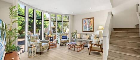 Una Smart TV, un reproductor de DVD, un reproductor estéreo