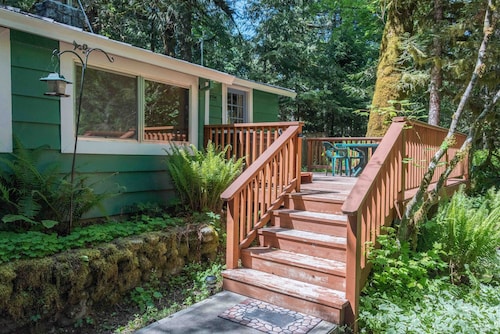 River front, hot tub, cozy cabin feel!