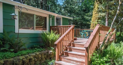 River front, hot tub, cozy cabin feel!