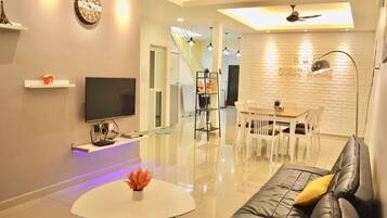 House, 5 Bedrooms | Living area | 40-inch flat-screen TV with satellite channels, LED TV
