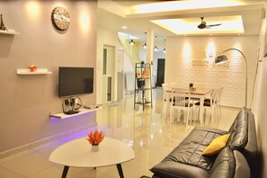 獨棟房屋, 5 間臥室 | 起居區 | 40-吋平面電視、衛星頻道、LED 液晶電視