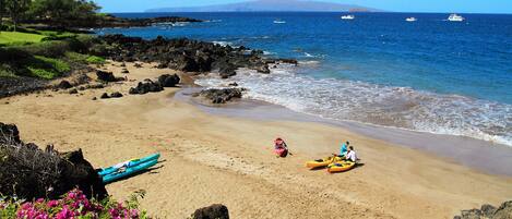 Na praia, espreguiçadeiras, toalhas de praia