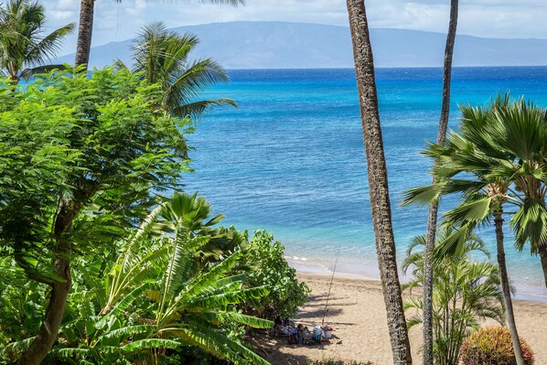 En la playa y toallas de playa 