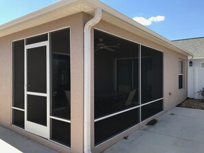 Outdoor dining - Charming Rental in the Village of Pinellas: Your Florida Oasis Awaits (The Villages)