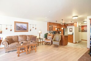TV, fireplace - Tyra Streamside Buffalo Run Condo: Ski-In/Ski-Out (Breckenridge)