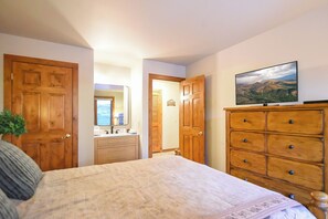 3 bedrooms, WiFi, bed sheets - Tyra Streamside Buffalo Run Condo: Ski-In/Ski-Out (Breckenridge)