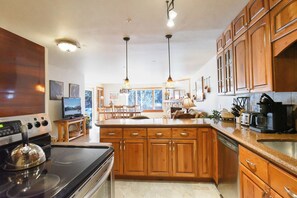 Fridge, microwave, stovetop, dishwasher - Tyra Streamside Buffalo Run Condo: Ski-In/Ski-Out (Breckenridge)