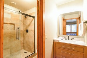 Combined shower/bathtub, free toiletries, hair dryer