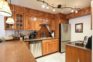 Fridge, microwave, stovetop, dishwasher - Tyra Streamside Buffalo Run Condo: Ski-In/Ski-Out (Breckenridge)
