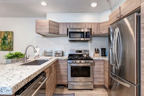 Central Location, Perfect for Large Groups & Recreation! Park City Woodside Ski Estate (Ski-in/out)