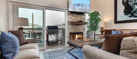 Télévision, cheminée, chaîne hi-fi