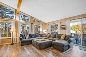 Tv, dvd-spelare, bordsfotboll och ett bordtennisbord