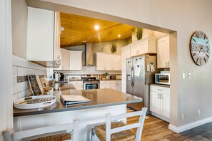 Kylskåp, mikrovågsugn, ugn och spishäll