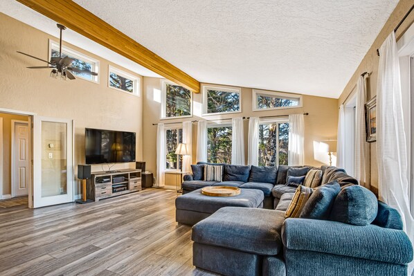 Tv, dvd-spelare, bordsfotboll och ett bordtennisbord