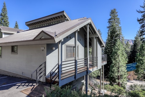 3BR Huntington Lake condo with mountain views, WiFi, 2 decks, private W/D