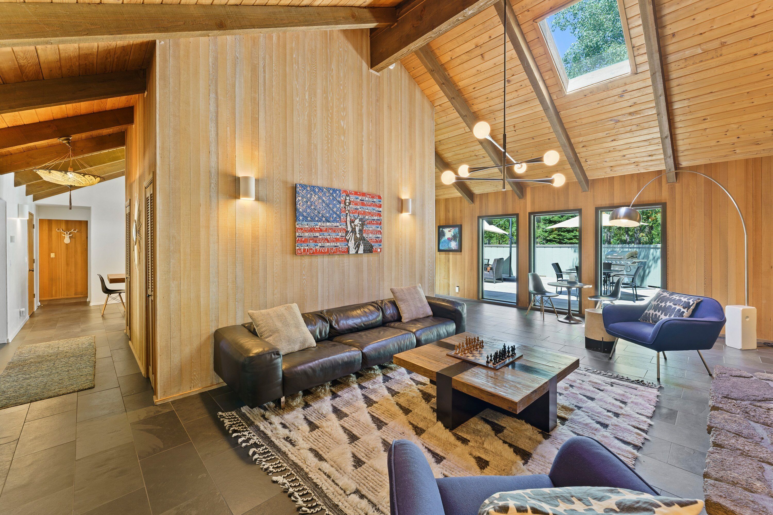 Télévision, cheminée, lecteur de DVD