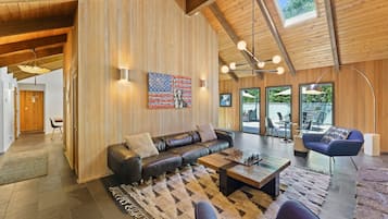 Télévision, cheminée, lecteur de DVD