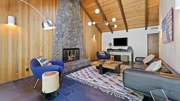 Télévision, cheminée, lecteur de DVD