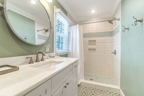 Combined shower/tub, hair dryer, towels - Oceanfront Oasis! Renovated kitchen, Private Boardwalk, Pool, Hot Tub - 3602 Palm (Isle of Palms)