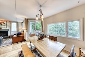 Interior - Resort condo with 3 pools, hot tub, sports courts, & convenient ski access (Warren)