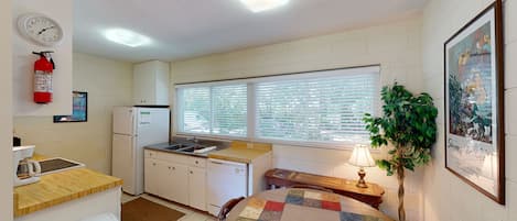 Een koelkast, een magnetron, een oven, een kookplaat