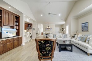 Smart TV, DVD player - 3 bedroom/3 bathroom 2nd floor Shipyard villa with community tennis and pool (Hilton Head)