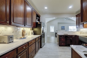 Fridge, microwave, oven, stovetop - 3 bedroom/3 bathroom 2nd floor Shipyard villa with community tennis and pool (Hilton Head)