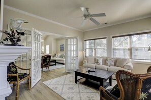 Smart TV, DVD player - 3 bedroom/3 bathroom 2nd floor Shipyard villa with community tennis and pool (Hilton Head)